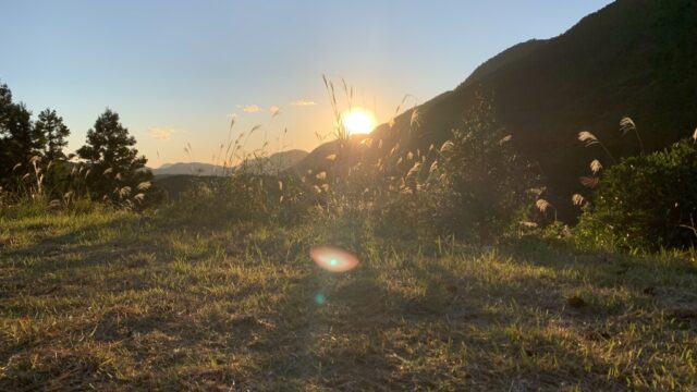 山に沈む太陽